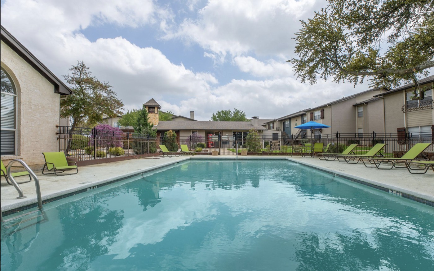 Swimming pool and courtyard at Toscana Apartments